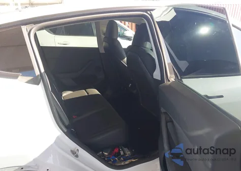 2023 Tesla Model Y Awd/Long Range Dual Motor All-Wheel Drive z USA, uszkodzony, nr VIN 7SAYGDEE6PF798030